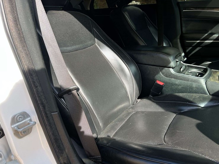 2020-chrysler-300-awd-3.6l-v6-sedan-(166,122-miles)-image-29