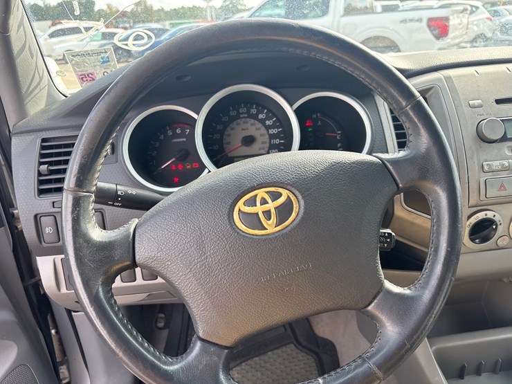 2005-toyota-tacoma-image-16