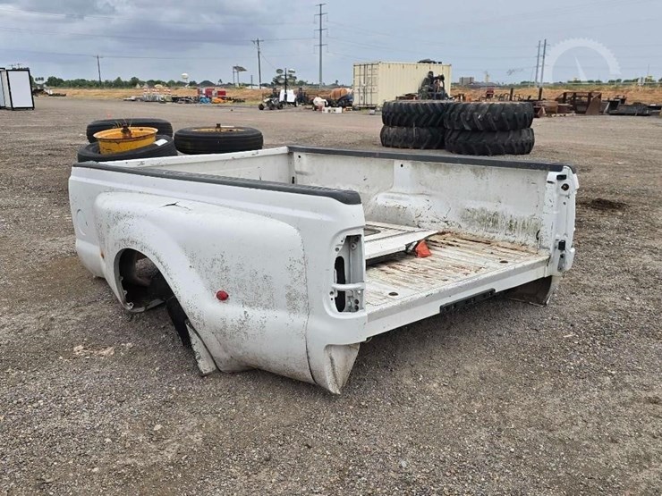 dual-rear-wheel-pickup-truck-bed-image-4