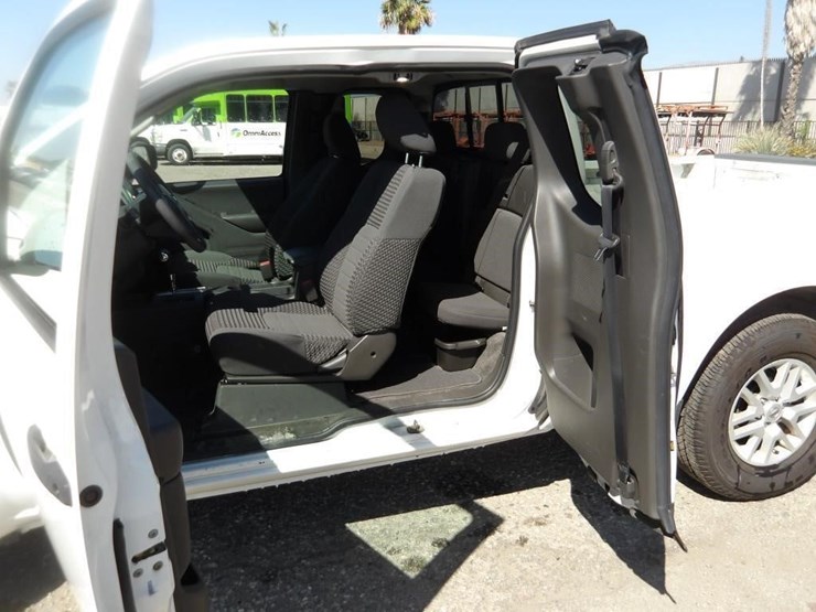 2018-nissan-frontier-sv-image-13