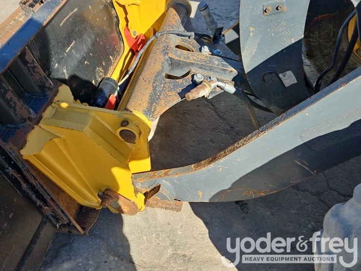 2019-deere-204l-image-28