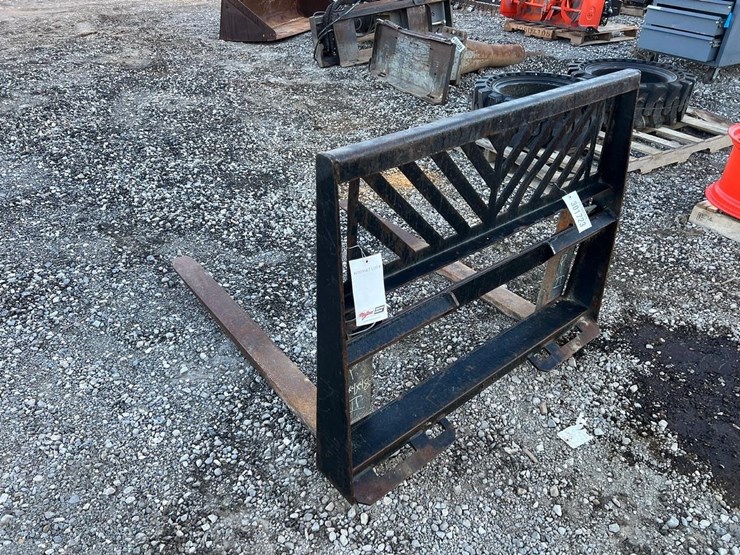 48”-skid-steer-pallet-forks-image-3
