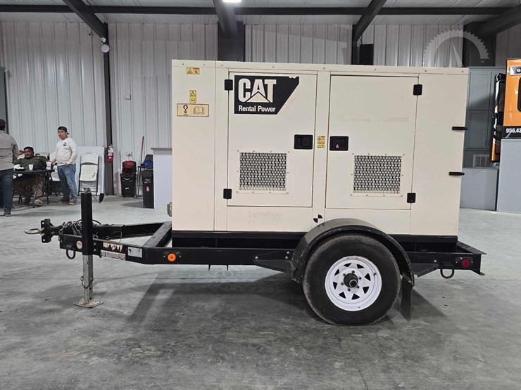 2013-caterpillar-xq30-8-image-5