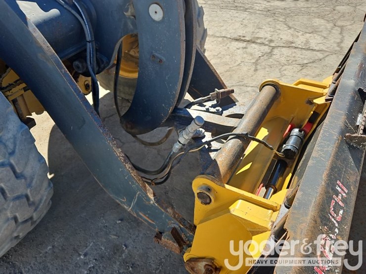 2019-deere-204l-image-30