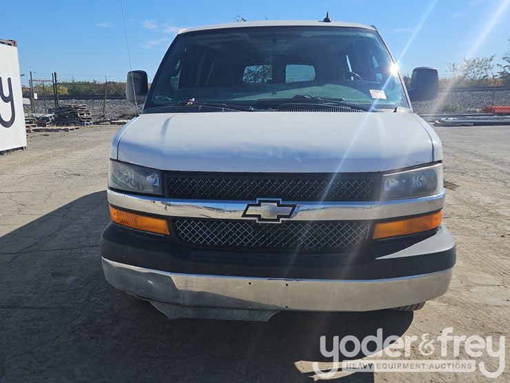 2017-chevrolet-3500-image-13