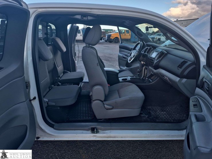 2015-toyota-tacoma-image-25