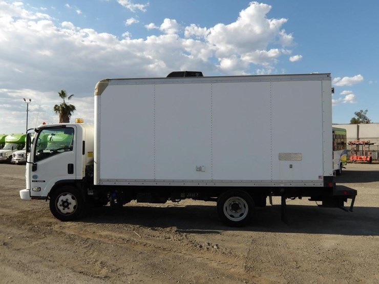 2016-isuzu-npr-image-5
