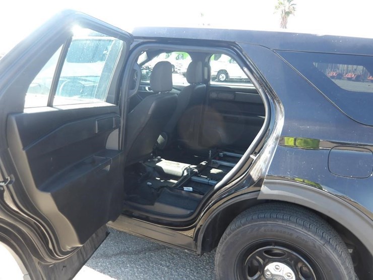 2021-ford-explorer-image-16