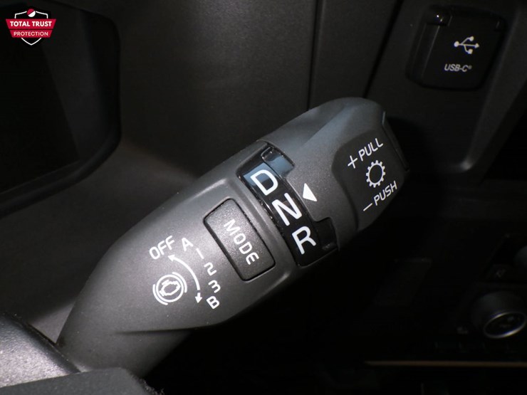 2025-volvo-vnl860-image-15