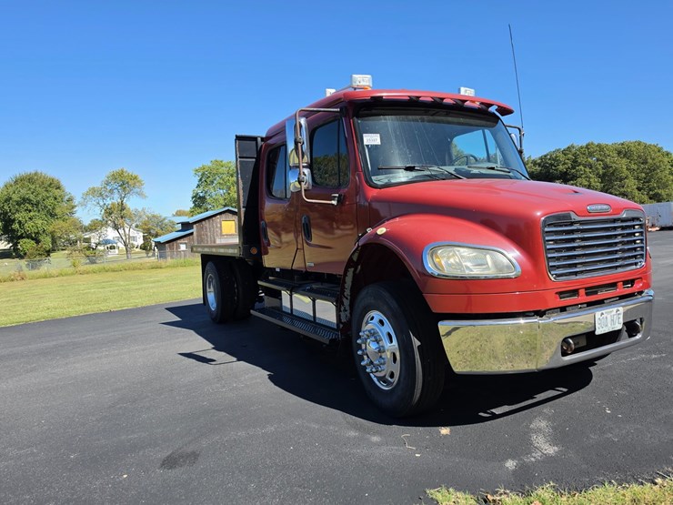 2007-freightliner-m2-106-image-20