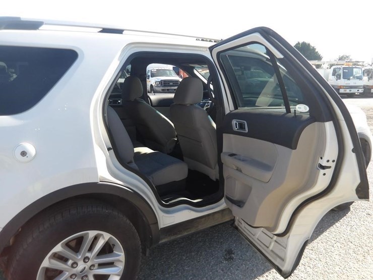 2012-ford-explorer-xlt-image-11