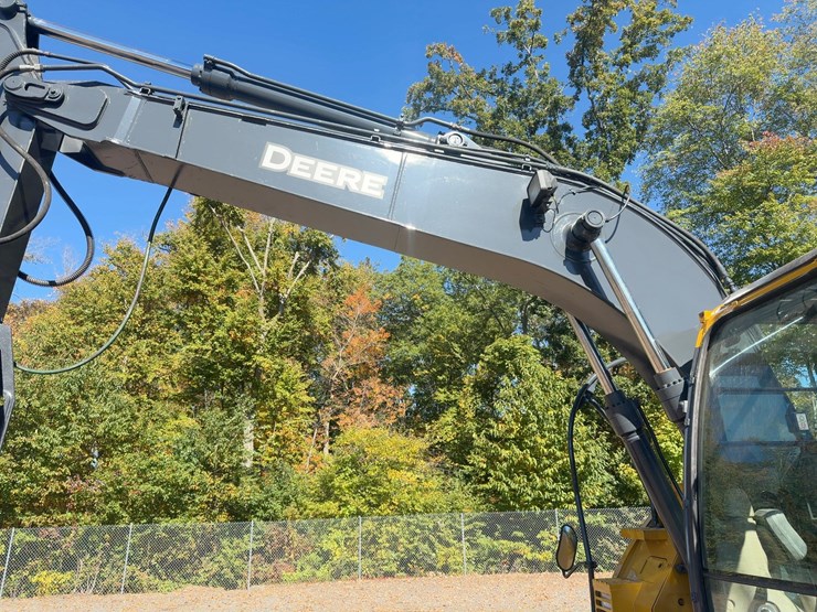 2010-deere-135d-image-15