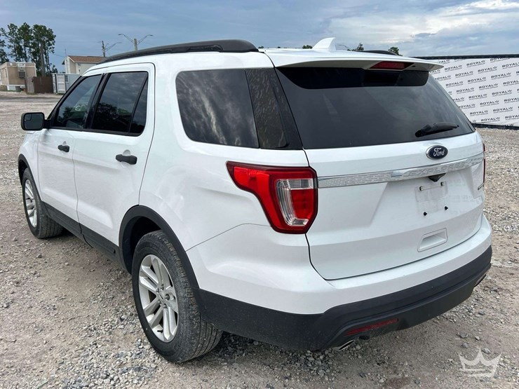 2016-ford-explorer-image-4