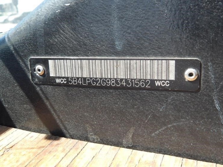 2002-workhorse-w62-image-31