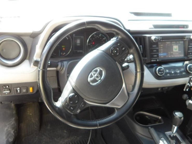 2017-toyota-rav4-xle-image-16