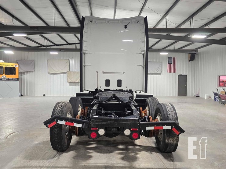 2024-peterbilt-579-image-8
