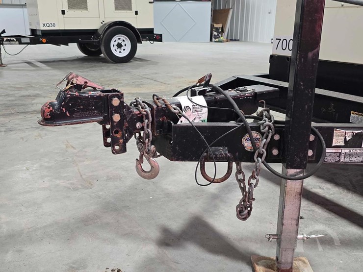 2015-caterpillar-xq30-8-image-21