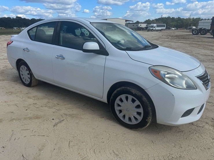 2014-nissan-versa-sv-4dr-sedan---56,707-actual-miles-image-2