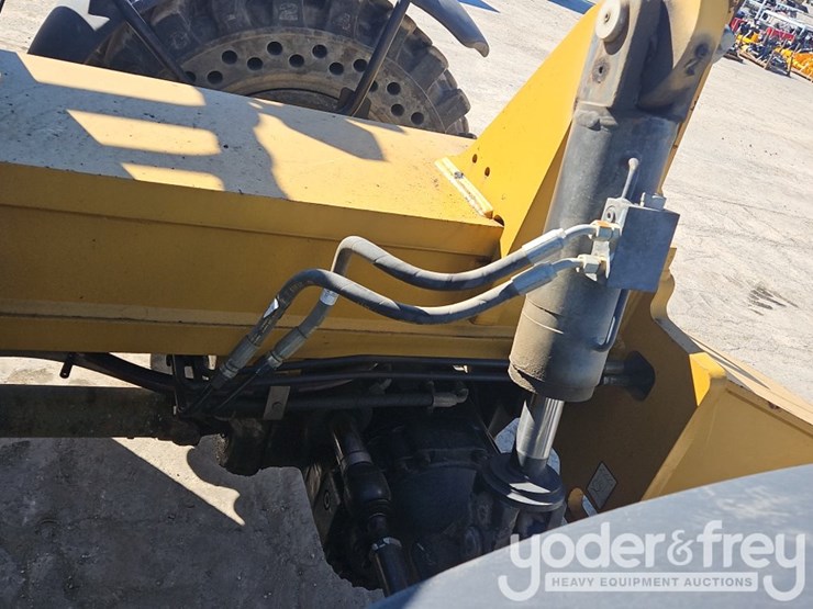 2014-caterpillar-tl1055c-image-27