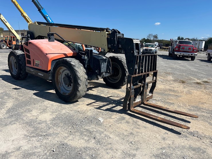 2018-jlg-742-image-8