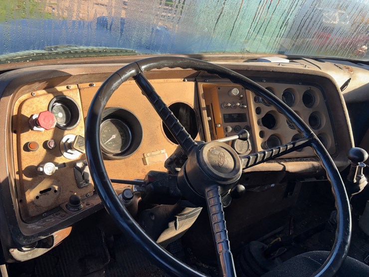 1982-ford-l9000-image-30