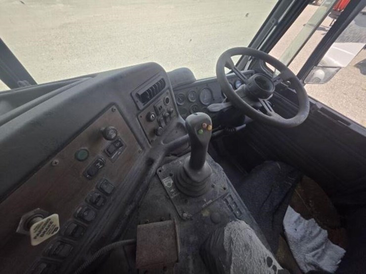 2014-peterbilt-320-image-9