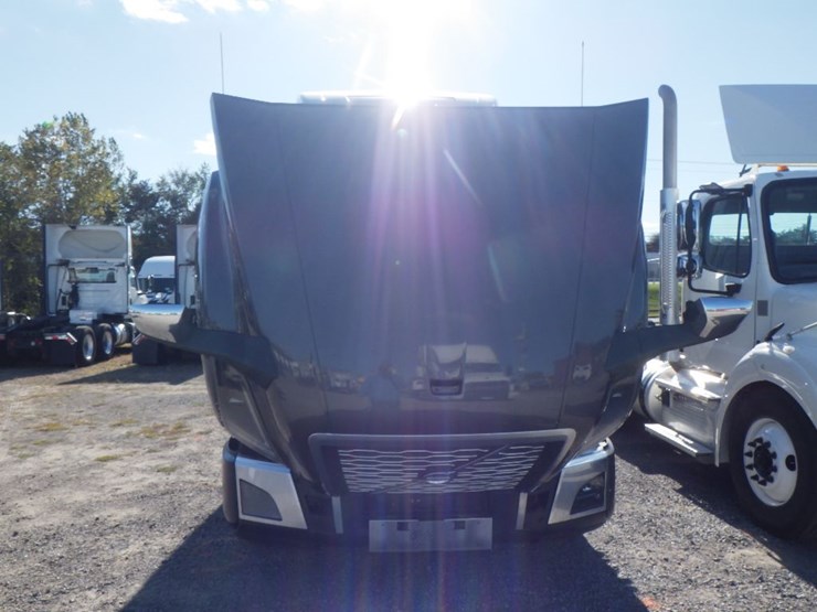 2020-volvo-vnl860-image-24