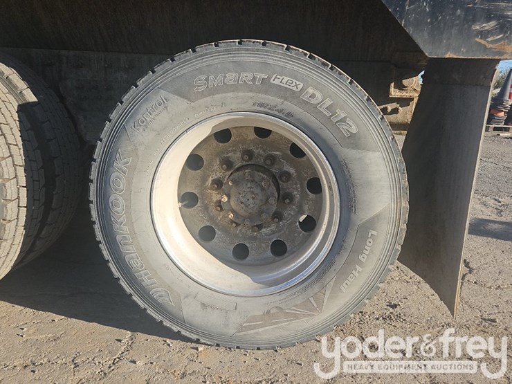 2019-freightliner-122sd-image-14