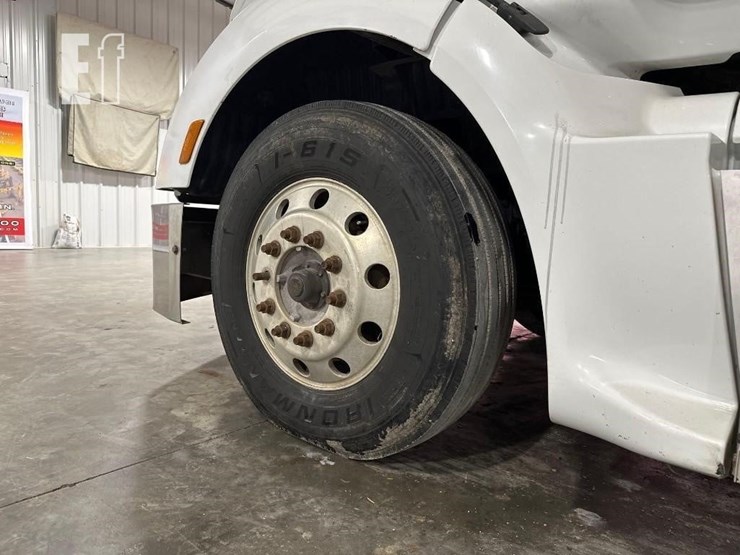 2012-peterbilt-587-image-30