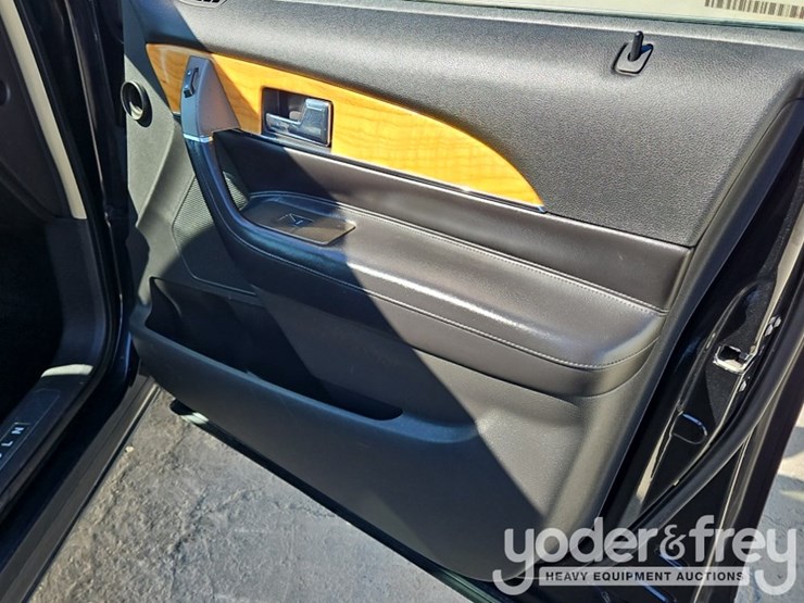 2011-lincoln-mkx-image-39