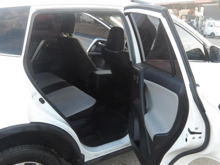 2016-toyota-rav4-xle-image-12