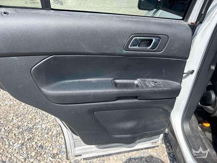 2016-ford-explorer-image-19