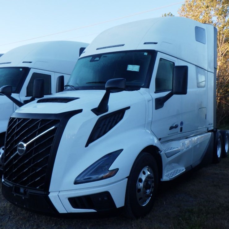 2025 VOLVO VNL860