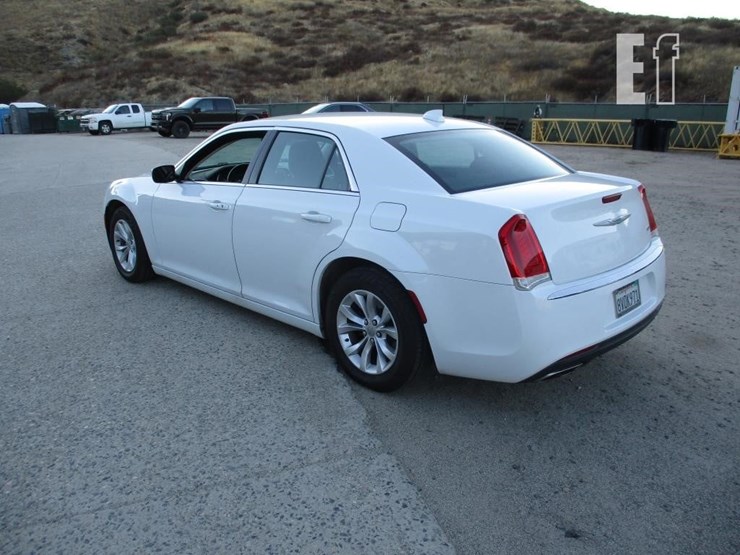 2021-chrysler-300-image-4