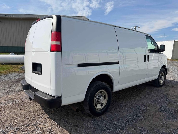 2010-chevrolet-cargo-van-image-5
