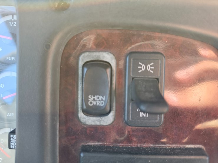 2007-freightliner-m2-106-image-63