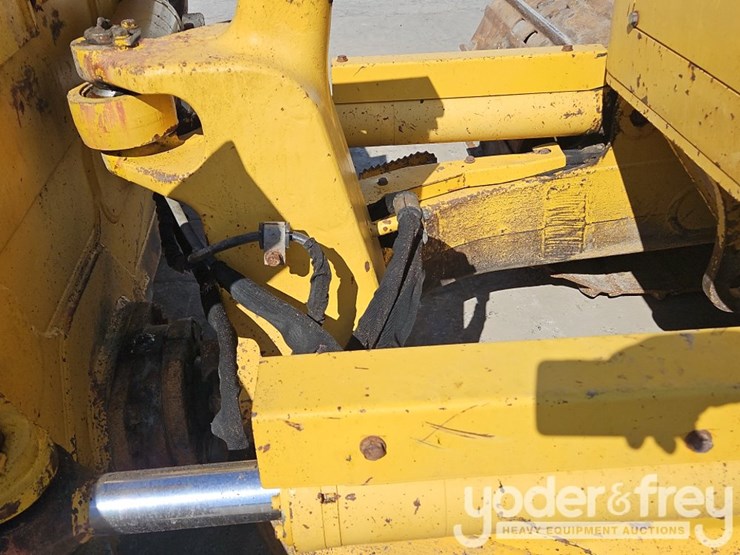 2015-komatsu-d61pxi-24-image-28