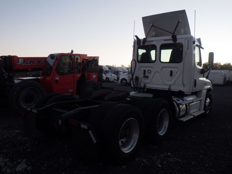 2018-freightliner-cascadia-125-image-7