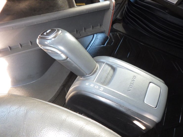2019-volvo-vnl860-image-17
