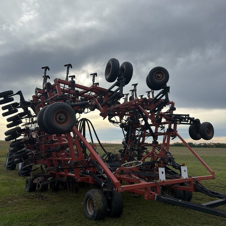 47’ model 4710 Case IH air drill, floating hitch, 10” space, disk levelers, wing tip amonia tubes, 12” sweeps, 3400 tank with Ag Leader,  tank is excellent shape, hydraulic winch for amonia tanks, does not come with monitor