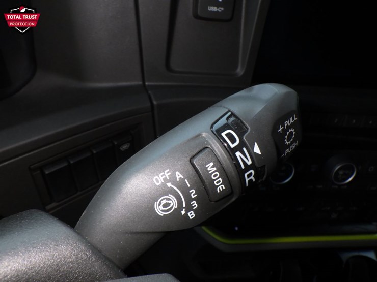 2025-volvo-vnl860-image-14