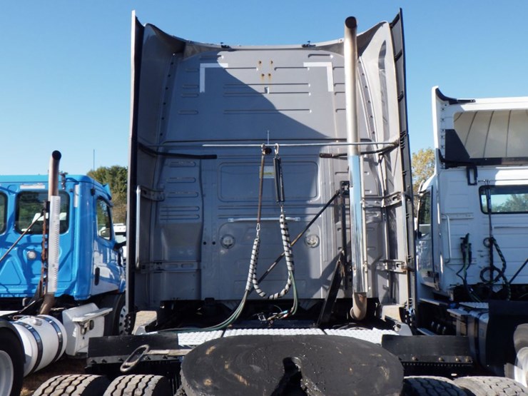 2019-volvo-vnl860-image-11