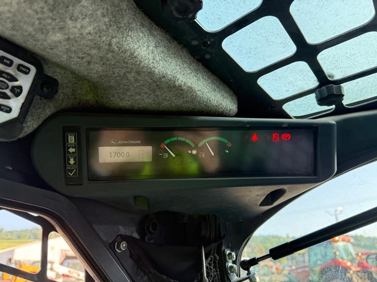 2016-deere-326e-image-18