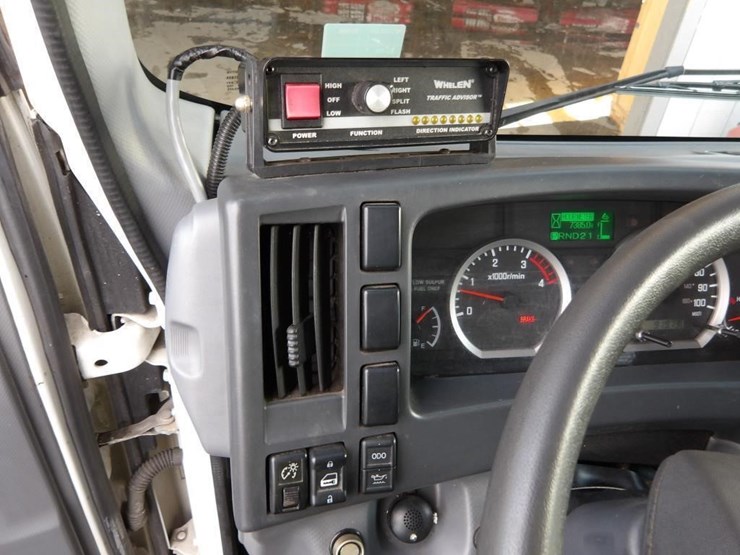 2016-isuzu-npr-image-71