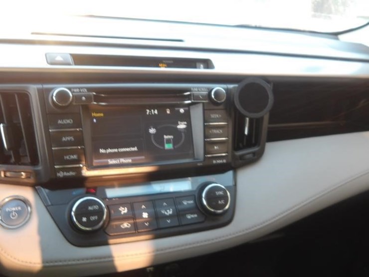 2016-toyota-rav4-xle-image-18