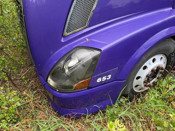 #1662-•-volvo-sleeper-cab-truck-tractor-image-8
