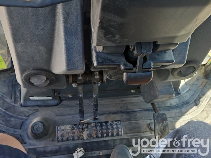 2018-deere-410l-image-40