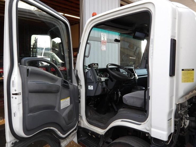 2016-isuzu-npr-image-66