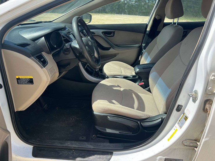 2015-hyundai-elantra-4-door-sedan-(177,178-miles)-image-10