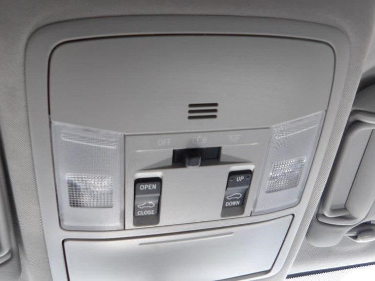 2017-toyota-rav4-xle-image-24